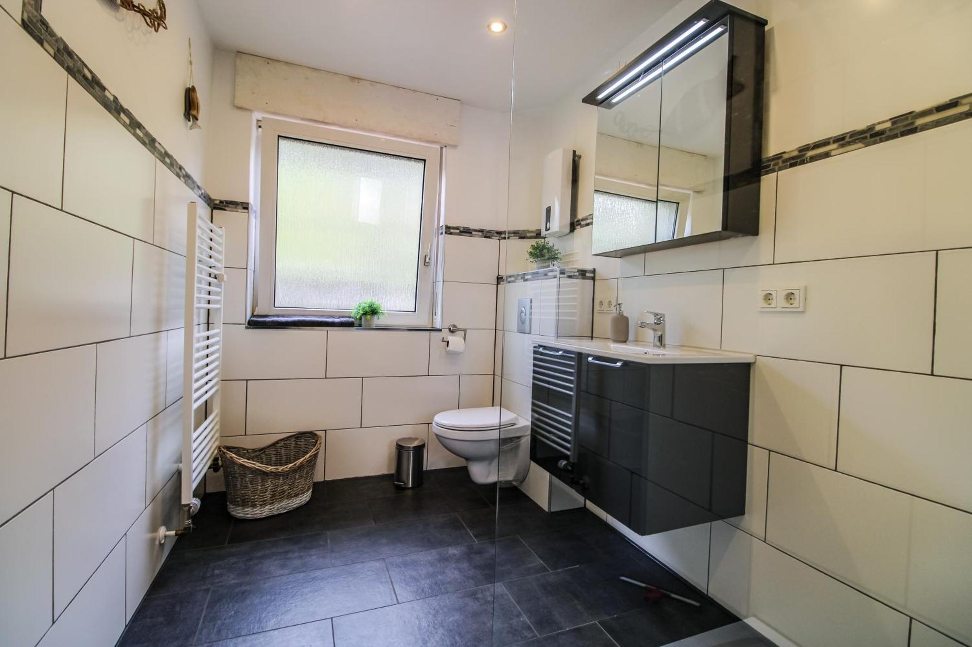 Sweet Six, Balkon, Netflix, Boxspringbetten, Hochwertiges Bad Apartment